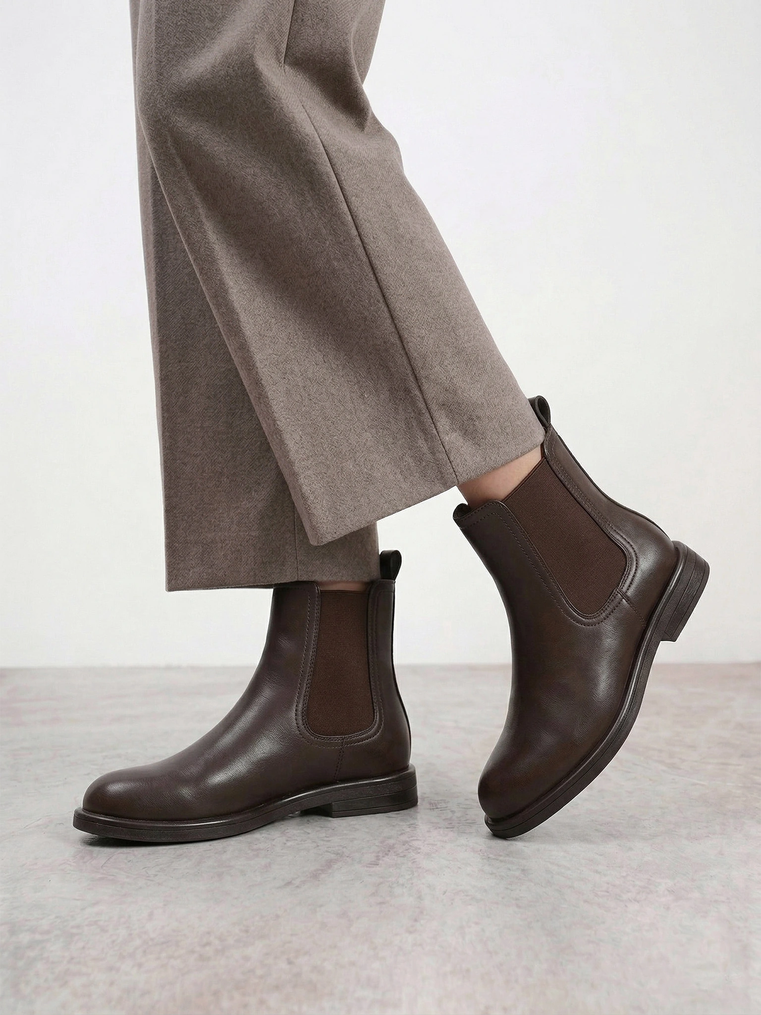 Ботинки-челси коричневого цвета на низком каблуке